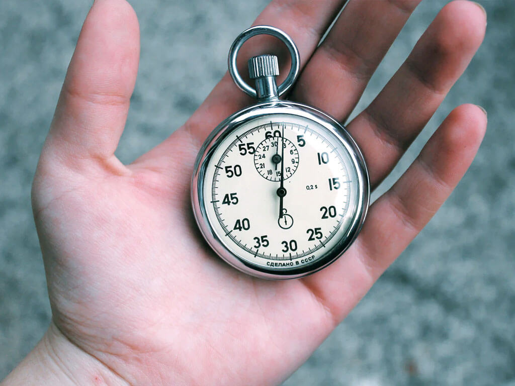 Hand mit Stoppuhr zur Demonstration der Performance